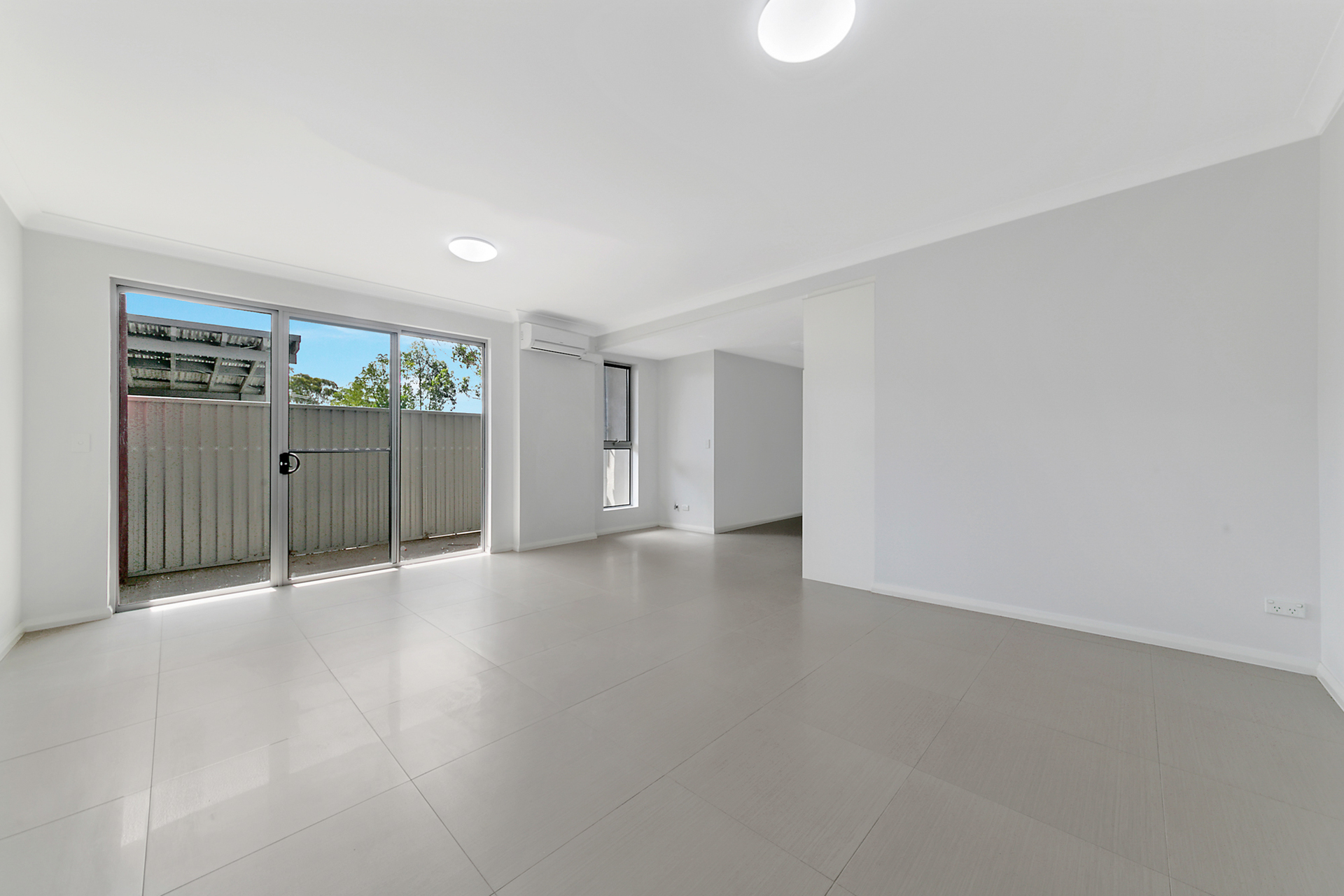 Near New 2 Bedroom Apartment In Pendle Hill Prime Location