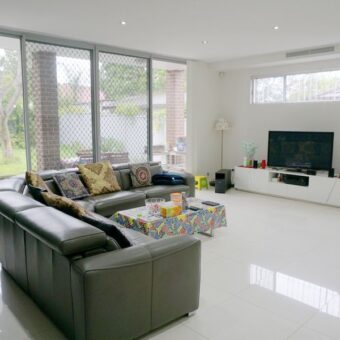 Beautiful House Locate At Convience Location In Dundas Valley