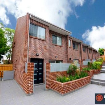 Immaculate Townhouse with Carlingford West Public School Catchment