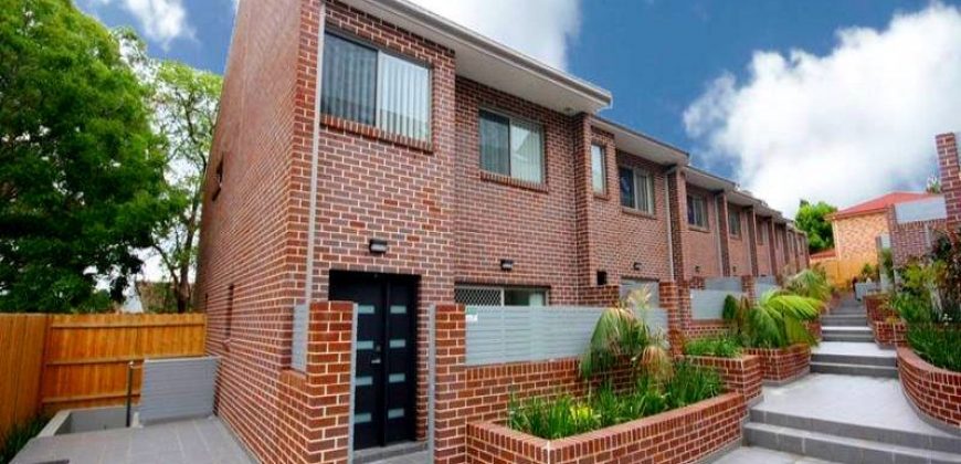 Immaculate Townhouse with Carlingford West Public School Catchment