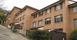 TOP FLOOR 2 BEDROOM UNIT!! AVAILABLE NOW !! SHORT WALK TO TRANSPORT & UNIVERSITY