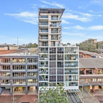Spacious & Brand New Apartment, Great Access To CBD Transport and Shopping.