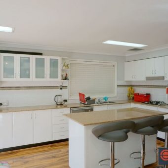 Full Brick 3 Bedroom Townhouse In Convenient Location Of Dundas