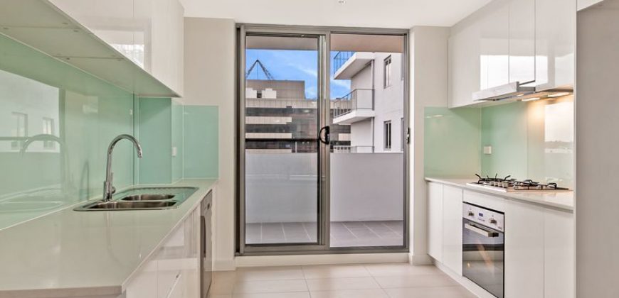 Spacious & Brand New Apartment, Great Access To CBD Transport and Shopping.