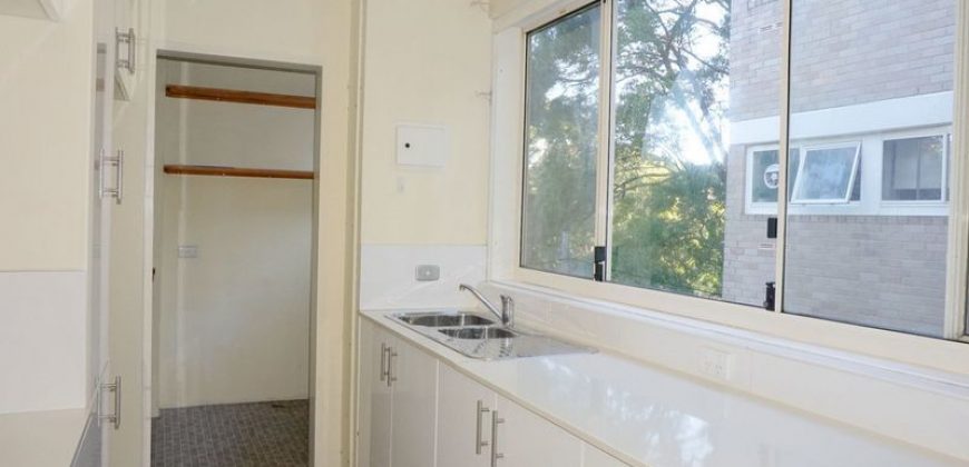 Well Maintained 2 Bedroom Unit In a Boutique Complex. $420 P/W