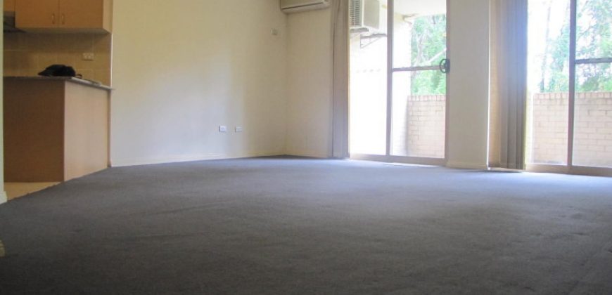 Great location!!! two bedrooms unit in Toongabbie, walking distance to train station and shops