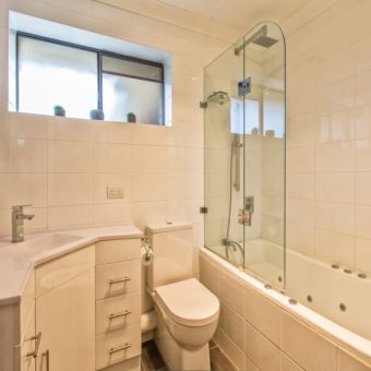 Contemporary 5 Bedroom + 1 Study Room Duplex In Quiet and Convenience Location Of Dundas