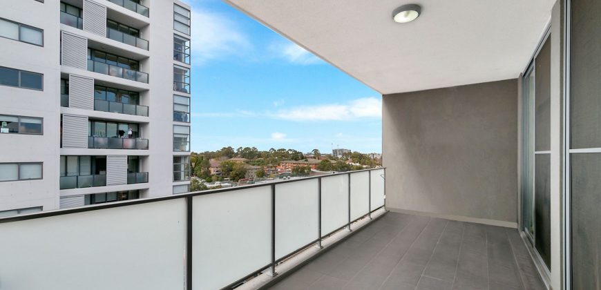 Three bedroom apartment on top floor of building with fantastic Parramatta view