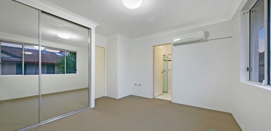 All the wall repainted and all carpet replaced! Well maintained three bedroom full brick townhouse you cannot miss out!