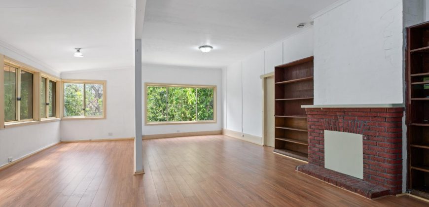 Warm Family House Locate At Quiet And Convenience Position In Beecroft