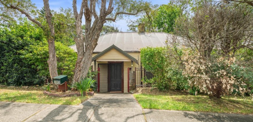Warm Family House Locate At Quiet And Convenience Position In Beecroft