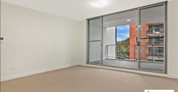 Spacious & Near New Apartment, Great Access To CBD Transport and Shopping.