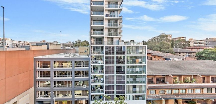 Spacious & Near New Apartment, Great Access To CBD Transport and Shopping.