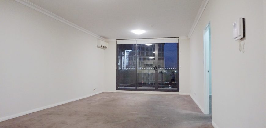 High Rise 2 Bedroom Apartment with North-Facing Balcony and Panoramic District View