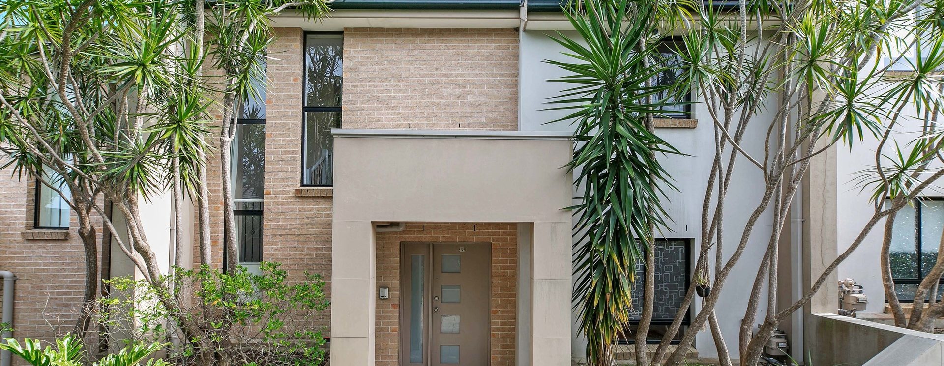 Boutique Townhouse Residence, Quiet and Convenient Position