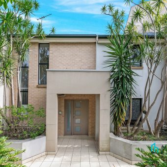 Boutique Townhouse Residence, Quiet and Convenient Position