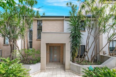 Boutique Townhouse Residence, Quiet and Convenient Position