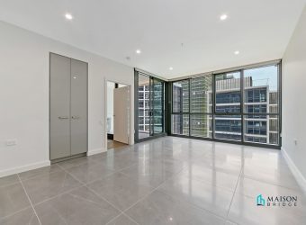 Luxury Apartment Directly Adjoining Macquarie Shopping Centre