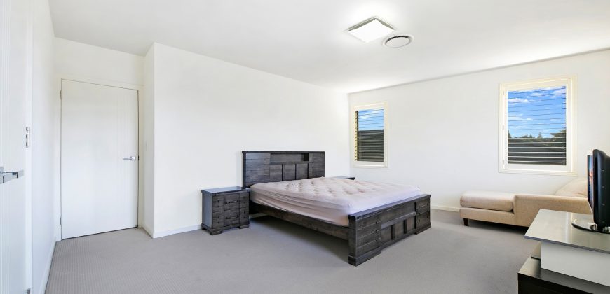 Contemporary 4 Bedroom Duplex with North Facing Backyard