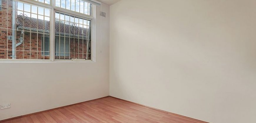 Timber Floorboard 3 bedroom Unit at Convenient Location