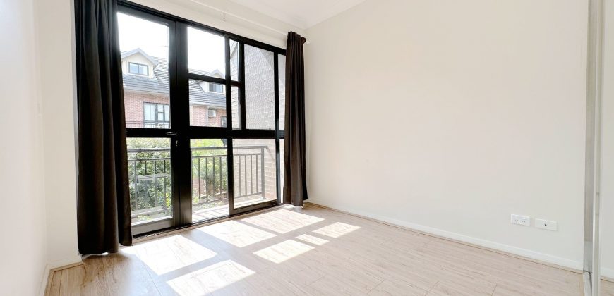 Spacious 3 Bedroom Townhouse, All Bedrooms with Ensuite!!