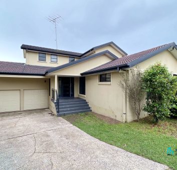 Immaculate 5 Bedroom Family House with Double Lockup Garage