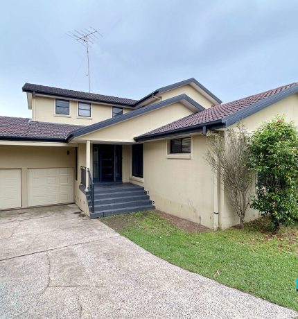 Immaculate 5 Bedroom Family House with Double Lockup Garage