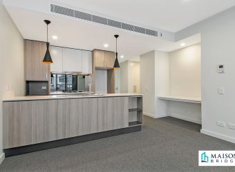 Contemporary 2 Bedroom 2 Bathroom Apartment, Heart of Eastwood!