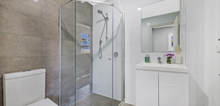 Immaculate & Modern Ground Level Unit, 166 Sqm with Courtyard
