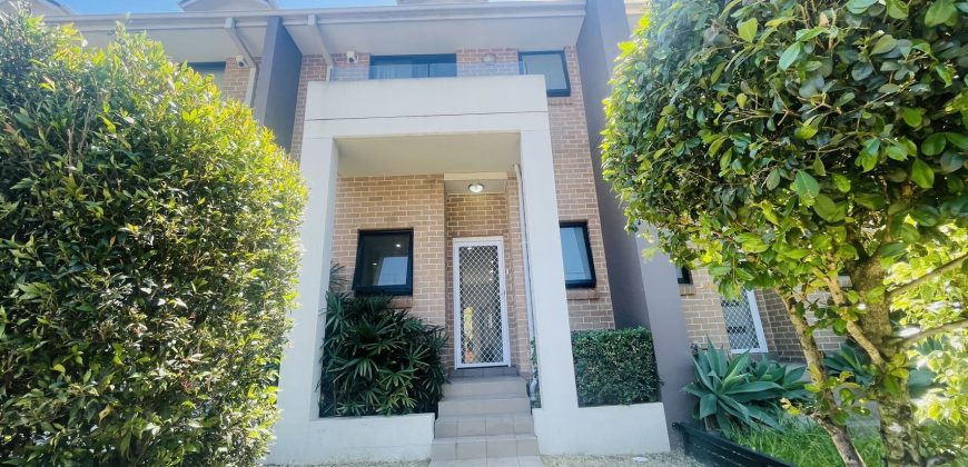 Immaculate 4 bedroom townhouse at convenience location of Dundas!