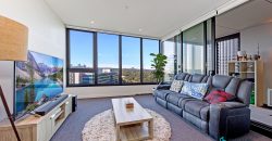 Urban Oasis with City Views: Modern Apartment with Study Room and Amenities