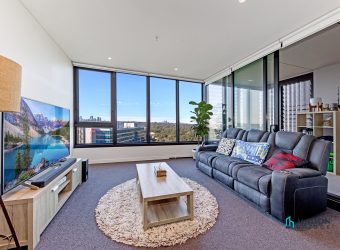 Urban Oasis with City Views: Modern Apartment with Study and Amenities