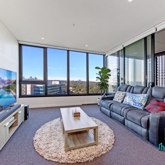 Urban Oasis with City Views: Modern Apartment with Study Room and Amenities