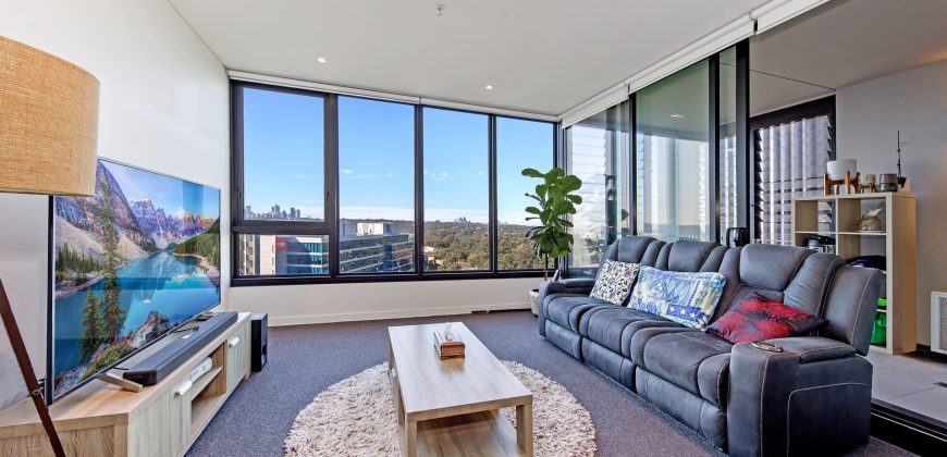 Urban Oasis with City Views: Modern Apartment with Study Room and Amenities