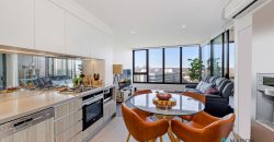 Urban Oasis with City Views: Modern Apartment with Study Room and Amenities