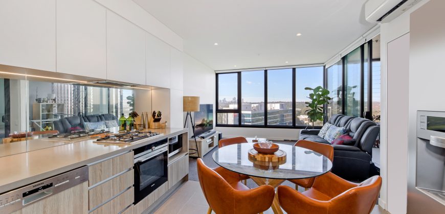 Urban Oasis with City Views: Modern Apartment with Study Room and Amenities