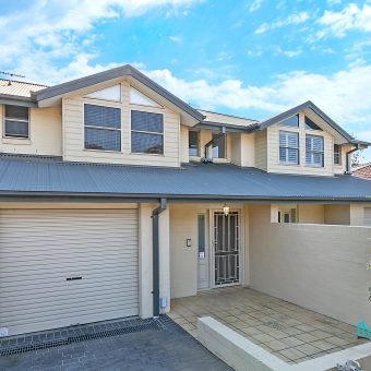 Immaculate Townhouse with Ducted A/C, 150m(approx) to ALDI