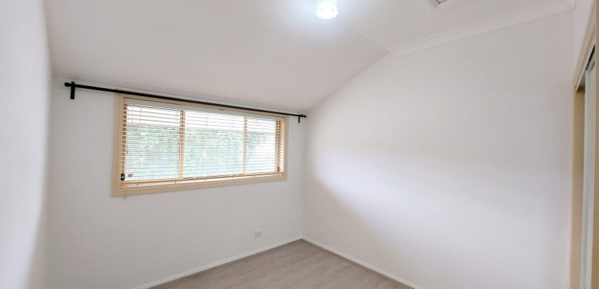 Immaculate Townhouse with Ducted A/C, 150m(approx) to ALDI