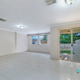 Spacious Townhouse with Ducted A/C, 150m(approx) to ALDI