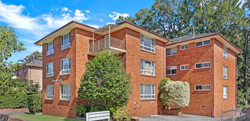 Timber Floor Two Bedroom Unit in Quiet yet Convenient Location