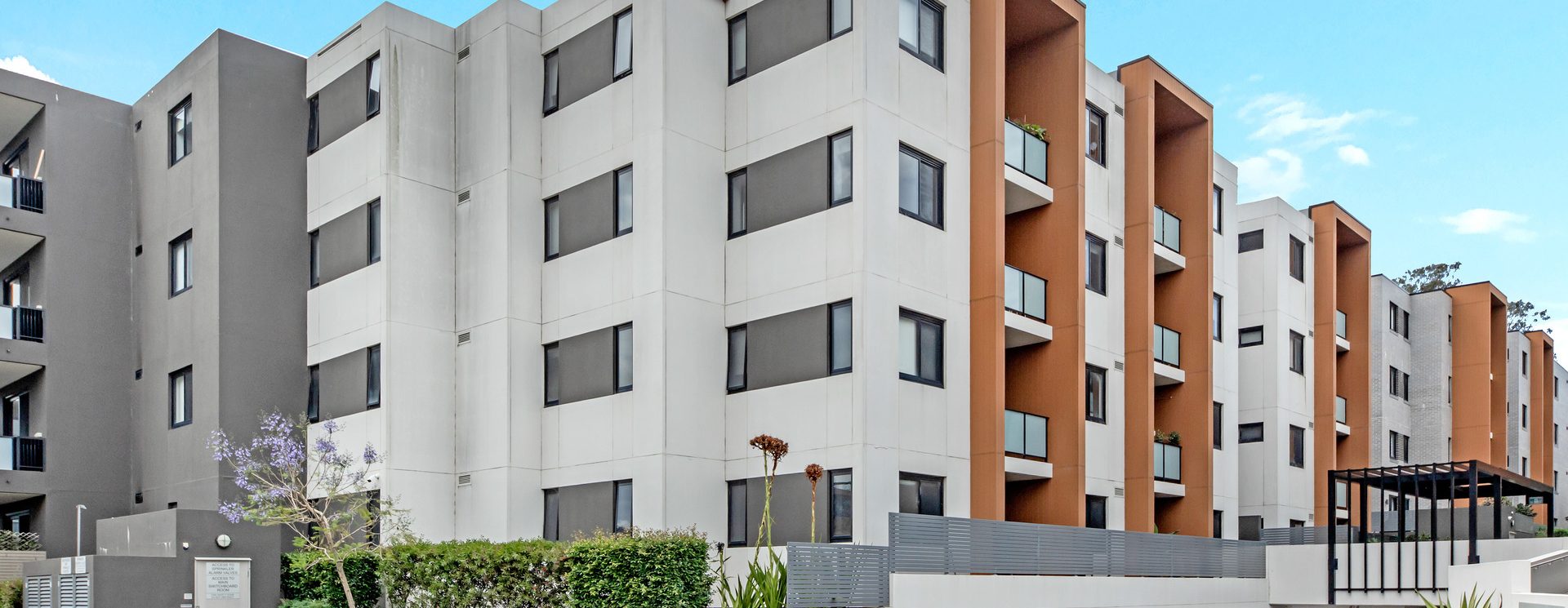 North-Facing Corner Apartment, Large Windowed Study Room, With Courtyard