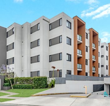 North-Facing Corner Apartment, Large Windowed Study Room, With Courtyard