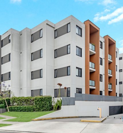 North-Facing Corner Apartment, Large Windowed Study Room, With Courtyard