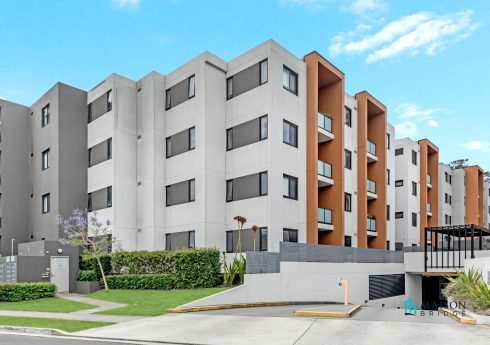 North-Facing Corner Apartment, Large Windowed Study Room, With Courtyard
