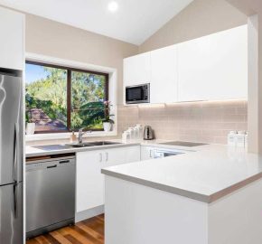 3 Bedroom +1 Bathroom + 2 Car space Family Cosy Villa !