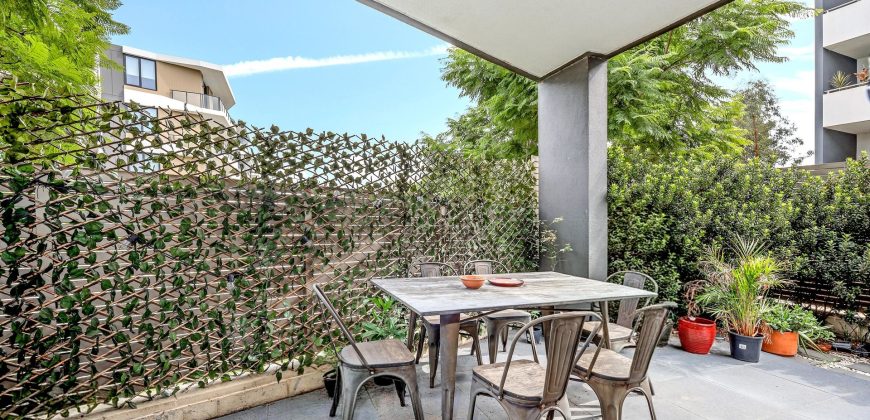 North-Facing Corner Apartment, Large Windowed Study Room, With Courtyard