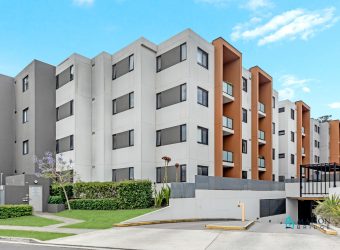 North-Facing Corner Apartment, Large Windowed Study Room, With Courtyard