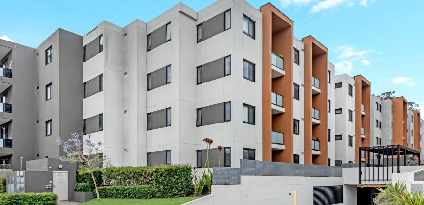 North-Facing Corner Apartment, Large Windowed Study Room, With Courtyard