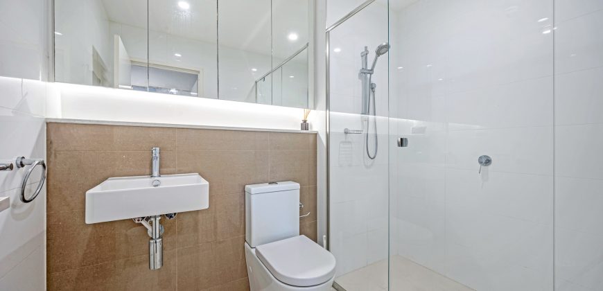 North-Facing Corner Apartment, Large Windowed Study Room, With Courtyard