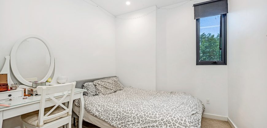 North-Facing Corner Apartment, Large Windowed Study Room, With Courtyard